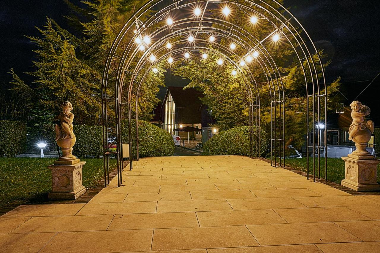The Sharnbrook Hotel Exterior photo